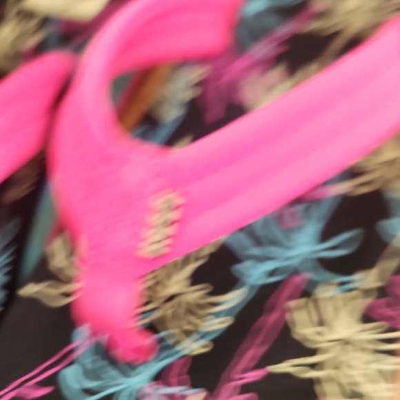 Reef Pink and Black Sandals Vibrant Flip Flops - Picture 4 of 4